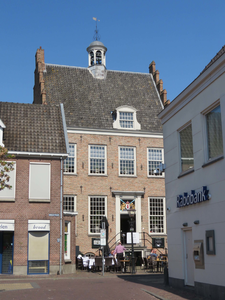 844195 Gezicht op de voorgevel van Restaurant Het Oude Stadhuis (Hoogstraat 36) te Montfoort, vanuit de Keizerstraat.